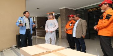 UNS Solo memberangkatkan tim medis untuk menjalankan misi kemanusiaan di Banjarmasin, Palangka Raya, dan Palembang, Selasa (27/10/2026). Foto: Ist.