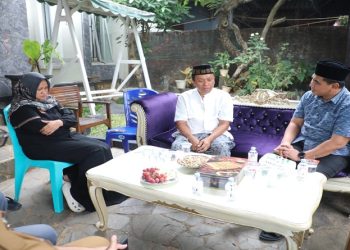 Wakil Gubernur Taj Yasin Maimoen takziah ke rumah keluarga Syabilla di Kelurahan Pengkol, Kecamatan Jepara, Kabupaten Jepara, Senin, 26 Oktober 2026. Foto: Ist.