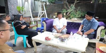 Wakil Gubernur Taj Yasin Maimoen takziah ke rumah keluarga Syabilla di Kelurahan Pengkol, Kecamatan Jepara, Kabupaten Jepara, Senin, 26 Oktober 2026. Foto: Ist.