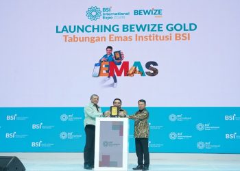 Direktur Sales & Distribution BSI Anton Sukarna, didampingi Direktur Treasury & International Banking Firman Nugraha dan SEVP Digital Banking M. Misbahul Munir saat peluncuran BEWIZE Gold dalam rangkaian BSI International Expo 2026 di Jakarta, Selasa (27/10/2026). Foto: Ist.