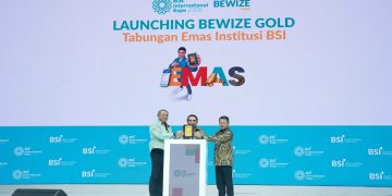 Direktur Sales & Distribution BSI Anton Sukarna, didampingi Direktur Treasury & International Banking Firman Nugraha dan SEVP Digital Banking M. Misbahul Munir saat peluncuran BEWIZE Gold dalam rangkaian BSI International Expo 2026 di Jakarta, Selasa (27/10/2026). Foto: Ist.