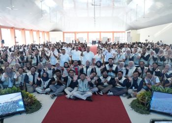 Guru dan siswa Sekolah Rakyat Terpadu Kulonprogo berfoto bersama dalam rangkaian program Connect.in-Spirasi: Yogyakarta Chapter 2026 yang diselenggarakan Telkom berkolaborasi dengan Kementerian Sosial RI pada 22–23 Oktober 2026. Foto: Ist.