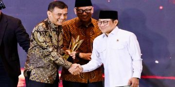 Gubernur Ahmad Luthfi menerima penghargaan Mandaya Award 2026 di Ballroom Plaza Jamsostek, Jakarta Selatan, Selasa (27/10/2026). Foto: Ist.