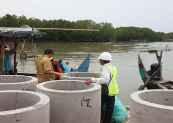 Wakil Gubernur Jawa Tengah Taj Yasin Maimoen mengecek pembangunan tanggul pantai di Desa Surodadi, Kecamatan Sayung, Kabupaten Demak, Selasa, 27 Oktober 2026. Foto: Ist.