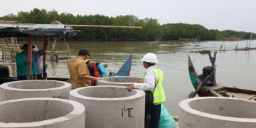 Wakil Gubernur Jawa Tengah Taj Yasin Maimoen mengecek pembangunan tanggul pantai di Desa Surodadi, Kecamatan Sayung, Kabupaten Demak, Selasa, 27 Oktober 2026. Foto: Ist.