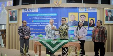 UMS menjalin kerja sama dengan Badan Keahlian DPR RI melalui MoU yang mencakup bidang pendidikan, pengkajian, pengabdian kepada masyarakat, serta dukungan keahlian, Jumat (30/10/2026). Foto: Ist.