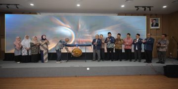 Rektor UMS, Prof. Dr. Harun Joko Prayitno, M.Hum membuka secara simbolis grand opening PMB tahun akademik 2027/2028 Sabtu (31/10/2026) di Gedung Ahmad Syafii Maarif FEB UMS. Foto: Ist.