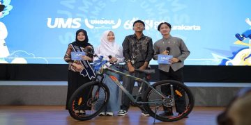 Ilalang Asa Roosevelt dari SMA ABBS SURAKARTA menjadi pendaftar pertama PMB UMS dan mendapatkan hadiah sepeda. Foto: Ist.