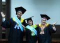 Dr. Wara Pratitis Sabar Suprayogi, S.Pt., M.P., wisuda bersama kedua anaknya, Salma Aulia Rahma, M.Pt., dan Ihsan Hafidz Salim, S.T. Foto: Ist.