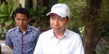 Mantan Presiden Jokowi memberikan keterangan pers di kediamannya, Jalan Kutai Utara Nomor 1, Kelurahan Sumber, Kecamatan Banjarsari, Kota Solo, Kamis (1/10/2026). Foto: Indospektrum.com