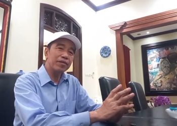 Mantan Presiden Jokowi memberikan keterangan pers di kediamannya, Jalan Kutai Utara Nomor 1, Kelurahan Sumber, Kecamatan Banjarsari, Kota Solo, Kamis (8/10/2026). Foto: Indospektrum.com