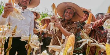 Gubernur Jawa Tengah Ahmad Luthfi menyerap berbagai aspirasi dari petani saat acara Panen Raya Jagung di Desa Karanganyar, Kecamatan Weru, Kabupaten Sukoharjo, Kamis (1/10/2026). Foto : Ist.