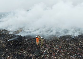 Tim gabungan melakukan pemadaman dan pendinginan di sejumlah titik, dengan mengerahkan delapan unit damkar dalam operasi pemadaman per zona, delapan unit penyuplai air, serta alat berat untuk membantu penanganan tumpukan sampah yang terbakar. Foto : Ist.