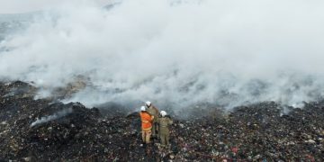 Tim gabungan melakukan pemadaman dan pendinginan di sejumlah titik, dengan mengerahkan delapan unit damkar dalam operasi pemadaman per zona, delapan unit penyuplai air, serta alat berat untuk membantu penanganan tumpukan sampah yang terbakar. Foto : Ist.