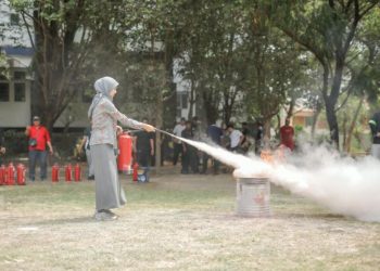 Pelatihan Alat Pemadam Api Ringan (APAR) bagi Satuan Tugas Keselamatan, Kesehatan Kerja, dan Lingkungan (Satgas K3L) dan Satuan Pengamanan (Satpam). Foto : Ist.