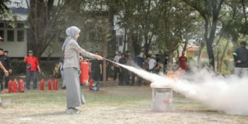 Pelatihan Alat Pemadam Api Ringan (APAR) bagi Satuan Tugas Keselamatan, Kesehatan Kerja, dan Lingkungan (Satgas K3L) dan Satuan Pengamanan (Satpam). Foto : Ist.
