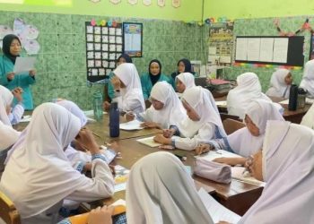 UMS mendorong peningkatan kepedulian lingkungan sejak dini melalui edukasi pemilahan sampah bagi siswa MI Muhammadiyah Gedongan, Karanganyar. Foto : Ist.