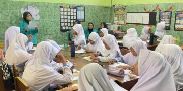 UMS mendorong peningkatan kepedulian lingkungan sejak dini melalui edukasi pemilahan sampah bagi siswa MI Muhammadiyah Gedongan, Karanganyar. Foto : Ist.