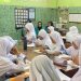 UMS mendorong peningkatan kepedulian lingkungan sejak dini melalui edukasi pemilahan sampah bagi siswa MI Muhammadiyah Gedongan, Karanganyar. Foto : Ist.