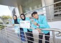 Naura Ayu Rafadani dari Prodi Arsitektur Fakultas Teknik (FT) sebagai ketua tim, bersama rekan anggotanya yaitu Siska Ristiyana dari Prodi Teknik Industri, dan Satria Gemilang Kusuma Perdana dari Prodi Teknik Mesin raih juara I lomba internasional. Foto : Ist.