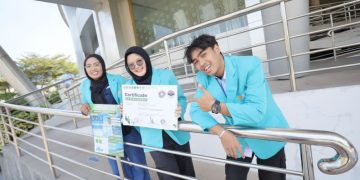 Naura Ayu Rafadani dari Prodi Arsitektur Fakultas Teknik (FT) sebagai ketua tim, bersama rekan anggotanya yaitu Siska Ristiyana dari Prodi Teknik Industri, dan Satria Gemilang Kusuma Perdana dari Prodi Teknik Mesin raih juara I lomba internasional. Foto : Ist.