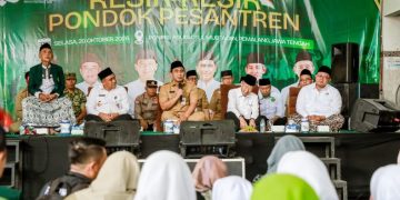 Kegiatan bersih-bersih atau roan sambut Hari Santri Nasional tingkat provinsi dipusatkan di Pondok Pesantren Roudhotul Mubtadiin, Desa Pesantren, Kecamatan Ulujami, Kabupaten Pemalang, Selasa (20/10/2026). Foto : Ist.