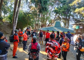 Pemprov Jateng siagakan personel dan peralatan pemadaman untuk mengatasi karhutla Gunung Lawu dan Sumbing. Termasuk operasikan dua helikopter untuk pemadaman melalui udara atau water bombing. Foto : Ist.