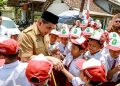 Pelajar berebut jabat tangan dengan Taj Yasin saat peresmian hasil kegiatan desa dampingan Biro Kesejahteraan Rakyat dan Pengentasan Kemiskinan (Kesra Taskin) Setda Jateng di Desa Kendalrejo. Foto : Ist.