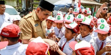 Pelajar berebut jabat tangan dengan Taj Yasin saat peresmian hasil kegiatan desa dampingan Biro Kesejahteraan Rakyat dan Pengentasan Kemiskinan (Kesra Taskin) Setda Jateng di Desa Kendalrejo. Foto : Ist.