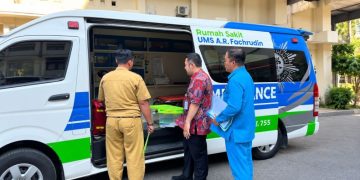 RS UMS A.R Fachrudin jalani verifikasi ambulans gawat darurat di halaman Kantor Dinas Kesehatan Kota Surakarta. Foto : Ist.