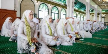 Wakil Gubernur Jawa Tengah Taj Yasin Maimoen saksikan 62 pasangan pengantin dalam program "Mantu Santri" atau nikah akbar di Masjid Agung Jawa Tengah (MAJT) Semarang, Rabu (21/10/2026). Foto : Ist.
