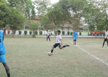 Samuel Ortega ML, mahasiwa asing UMS asal Timor Leste saat menendang bola. Foto : Ist.