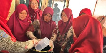 Ibu-ibu PKK Desa Karangmojo, Kecamatan Weru, Kabupaten Sukoharjo, mendapatkan pelatihan dan pendampingan untuk mengembangkan keterampilan produktif yang berpotensi mendukung kemandirian ekonomi keluarga. Foto : Ist.