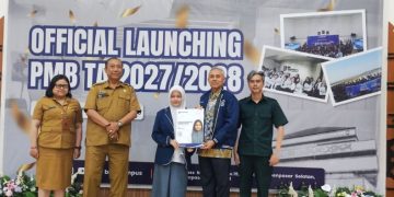 Pemberian sertifikat kepada siswa yang telah diterima di BIM University. Foto : Ist.