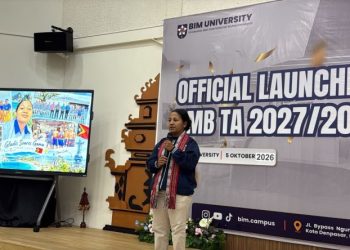 Gladis saat menyampaikan kesan dan alasannya memilih BIM University. Foto : Ist.