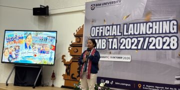 Gladis saat menyampaikan kesan dan alasannya memilih BIM University. Foto : Ist.