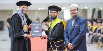 Wisuda Doktor Dr Mahmudulhassan di Gedung Edutorium KH Ahmad Dahlan UMS. Foto : Ist.