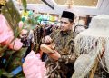 Wakil Gubernur Jawa Tengah, Taj Yasin Maemoen bersama Ketua Dewan Kerajinan Nasional Daerah (Dekranasda) Jawa Tengah, Nawal Arafah Yasin mengunjungi gerai produk UMKM dari Jawa Tengah. Foto : Ist.