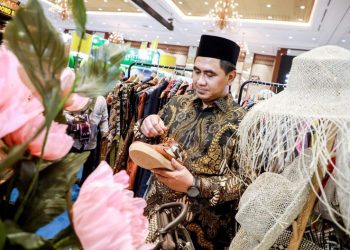Wakil Gubernur Jawa Tengah, Taj Yasin Maemoen bersama Ketua Dewan Kerajinan Nasional Daerah (Dekranasda) Jawa Tengah, Nawal Arafah Yasin mengunjungi gerai produk UMKM dari Jawa Tengah. Foto : Ist.