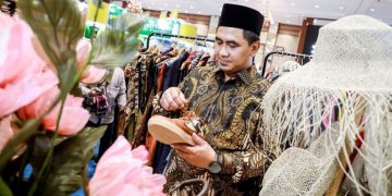 Wakil Gubernur Jawa Tengah, Taj Yasin Maemoen bersama Ketua Dewan Kerajinan Nasional Daerah (Dekranasda) Jawa Tengah, Nawal Arafah Yasin mengunjungi gerai produk UMKM dari Jawa Tengah. Foto : Ist.