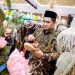 Wakil Gubernur Jawa Tengah, Taj Yasin Maemoen bersama Ketua Dewan Kerajinan Nasional Daerah (Dekranasda) Jawa Tengah, Nawal Arafah Yasin mengunjungi gerai produk UMKM dari Jawa Tengah. Foto : Ist.