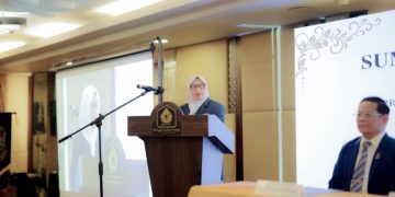 Kaprodi Pendidikan Profesi Dietisien FIK UMS, Dr Dwi Sarbini SST M.Kes dan Wakil Ketua DPD PERSAGI Jawa Tengah, Florentinus Nurtitus S.SiT M.Gz RD memberikan pengarahan. Foto : Ist.