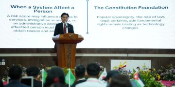 Menteri Koordinator Bidang Hukum, Hak Asasi Manusia, Imigrasi, dan Pemasyarakatan Republik Indonesia (RI), Prof Dr Yusril Ihza Mahendra S.H M.A M.Soc.Sc Ph.D dalam acara The 6th International Conference for Democracy and National Resilience (ICDNR) 2026 di Tower UNS, Kamis (8/10/2026). Foto : Ist.